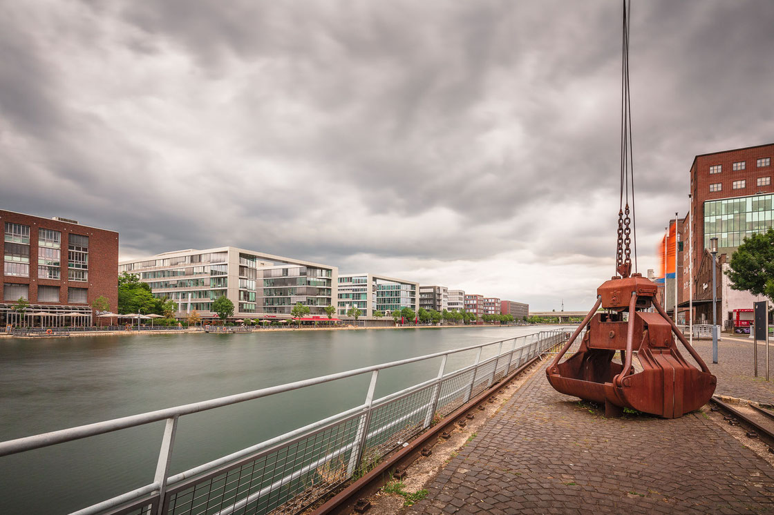 Innenhafen von Duisburg mit Ladekran