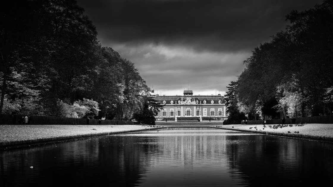 Schloss Benrath in Düsseldorf in schwarz-weiß mit Weiher und Schlosspark