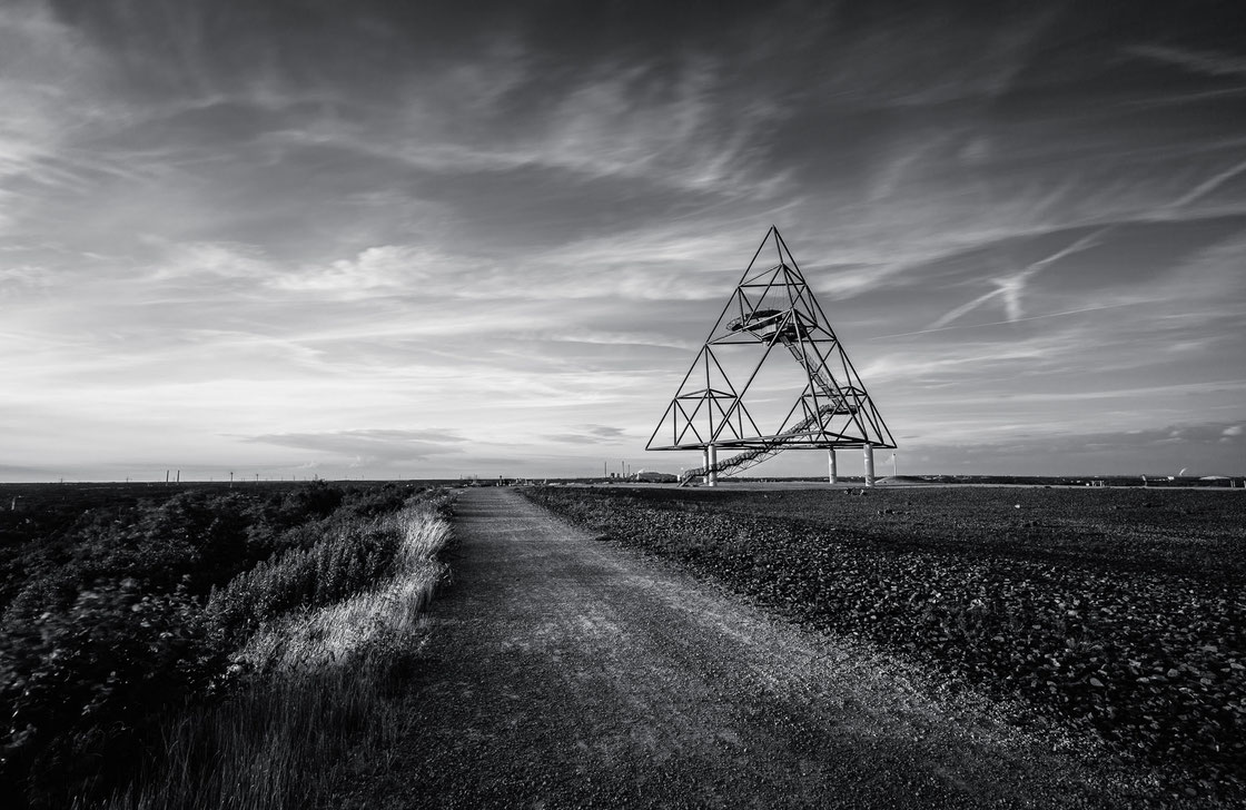 Schwarz-weißes Landschaftsfoto vom Tetraeder auf der Halde Beckstraße in Bottrop (Schwarz-weiß Fotograf)
