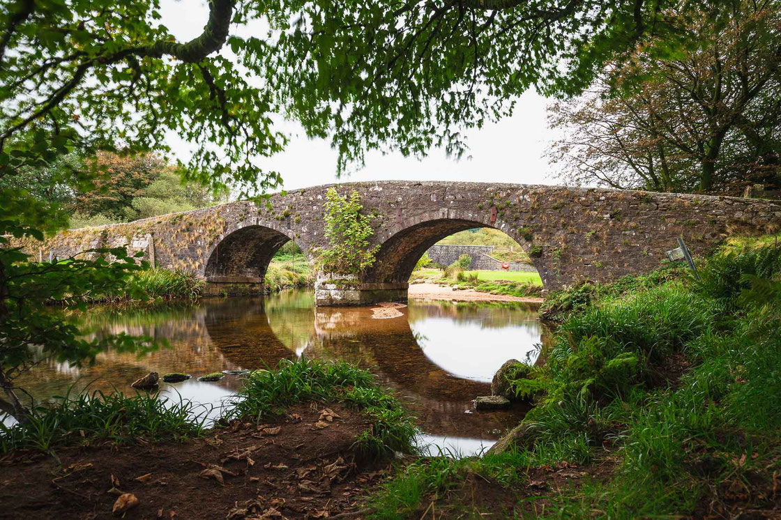 Alte mittelalterliche Brücke in Two Bridges in Yelverton in Dartmoor (Devon, England)