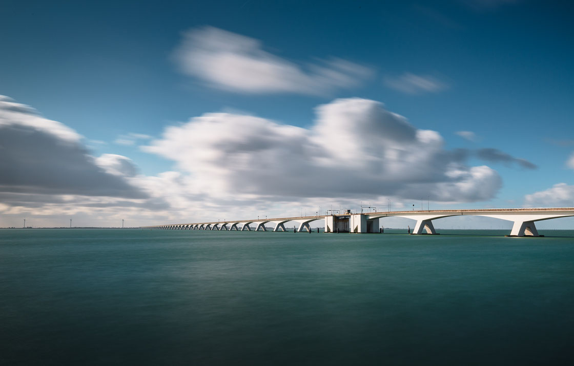 Langzeitbelichtung der Brücke Zeelandbrug in Zieriksee in Zeeland, Niederlande