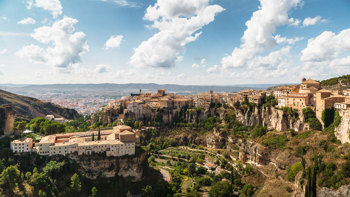Skyline von Cuenca in Spanien mit Parador und hängenden Häusern