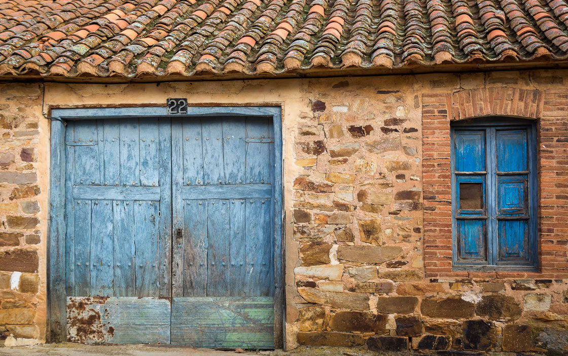 Blaue Türen und Fenster in Murias de Rechivaldo in Spanien