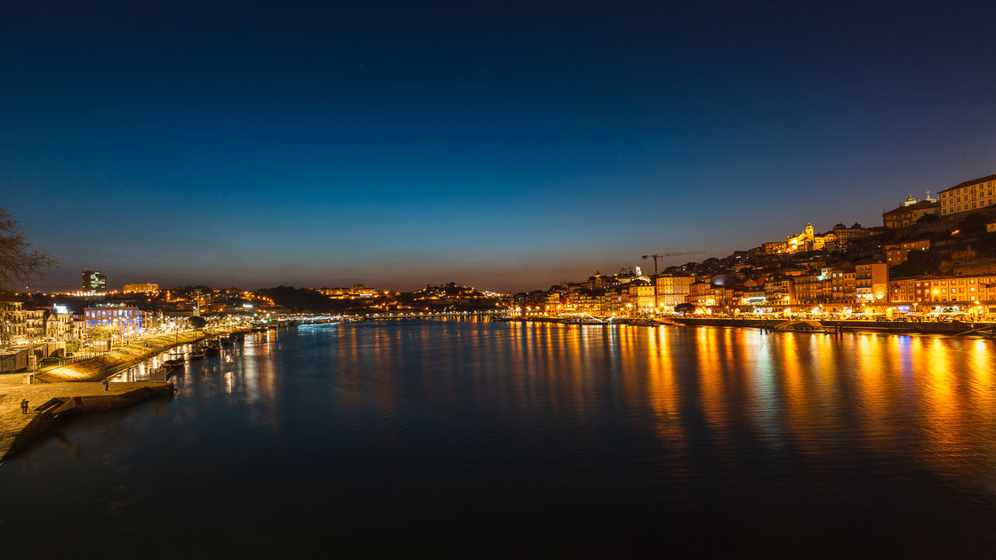 Skyline von Porto bei Nacht