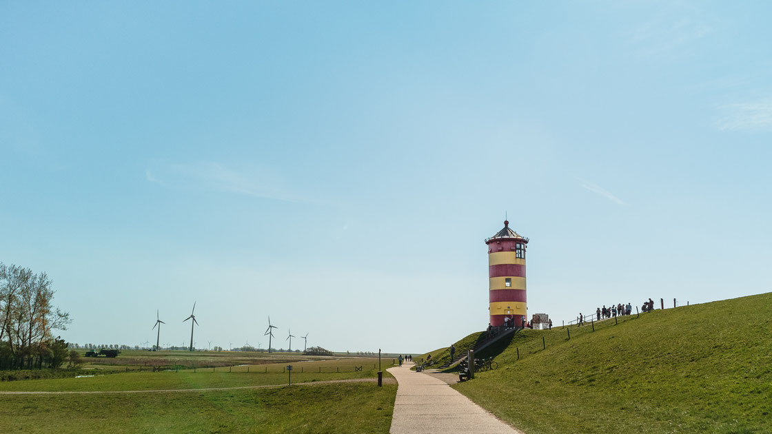 Gelb-rot gestreifter Pilsumer Leuchtturm in Ostfriesland