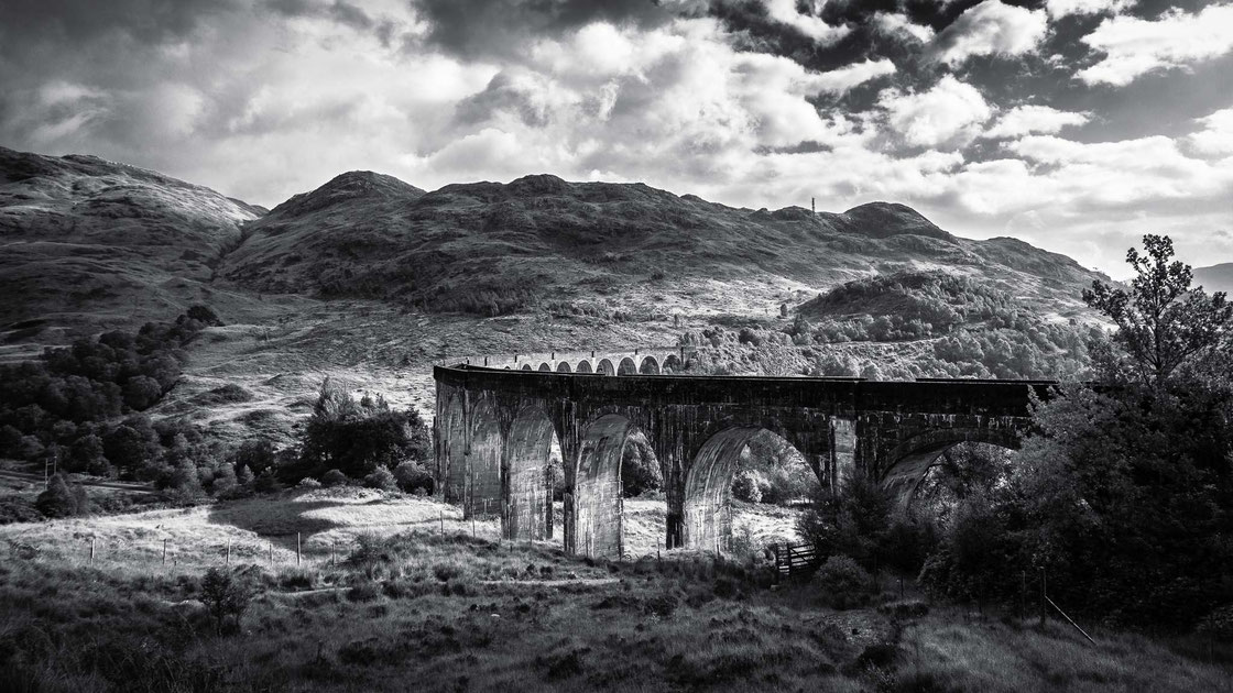 Der Glenfinnan Viadukt an der Eisenbahnstrecke von Fort Williams nach Mallaig in den Highlands von Schottland in schwarz-weiß