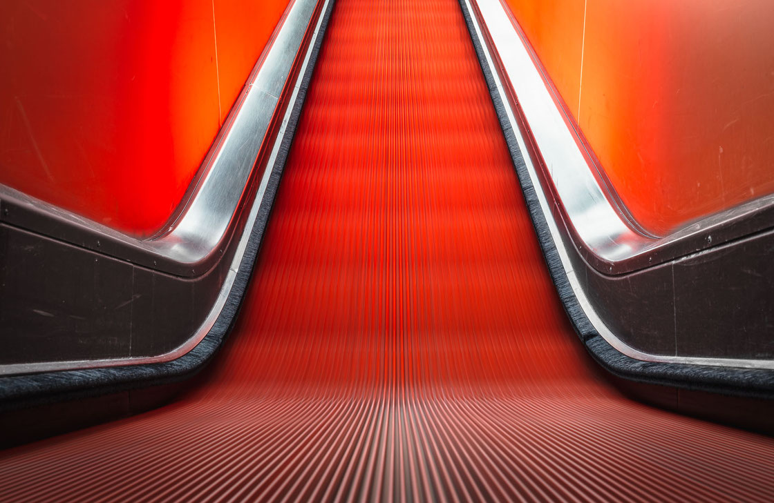 Orange-rote Rolltreppe zum Eingang des Ruhrmuseums auf der Zeche Zollverein (Architekturfotograf)