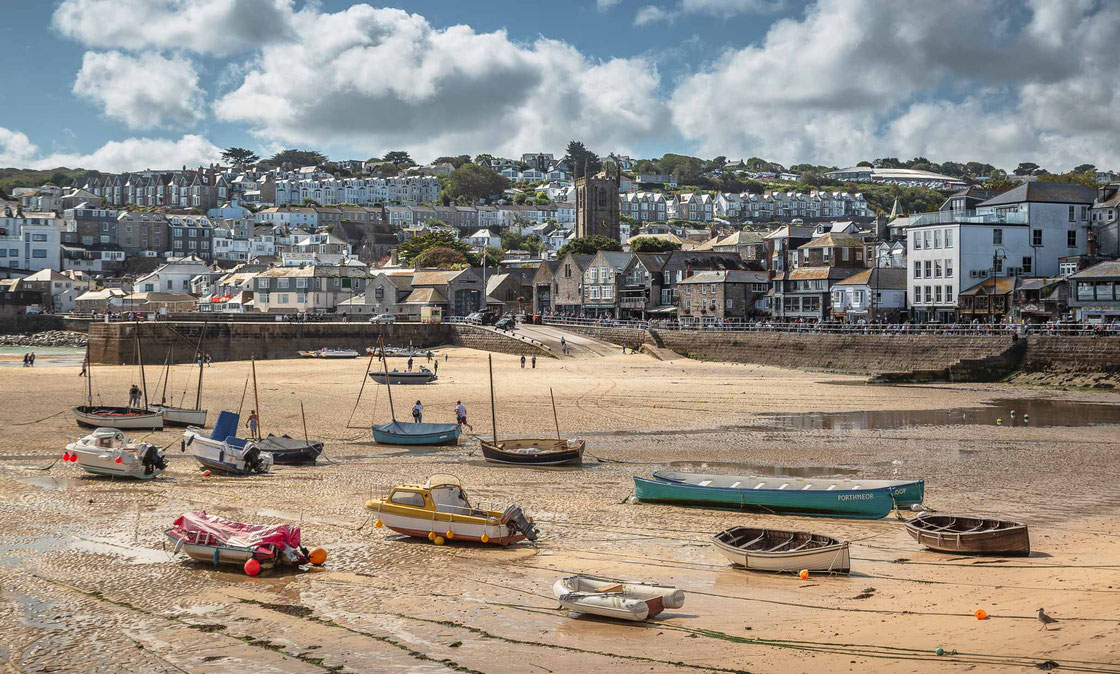 St Ives Bay in Cornwall, England mit bei Ebbe gestrandeten Schiffen