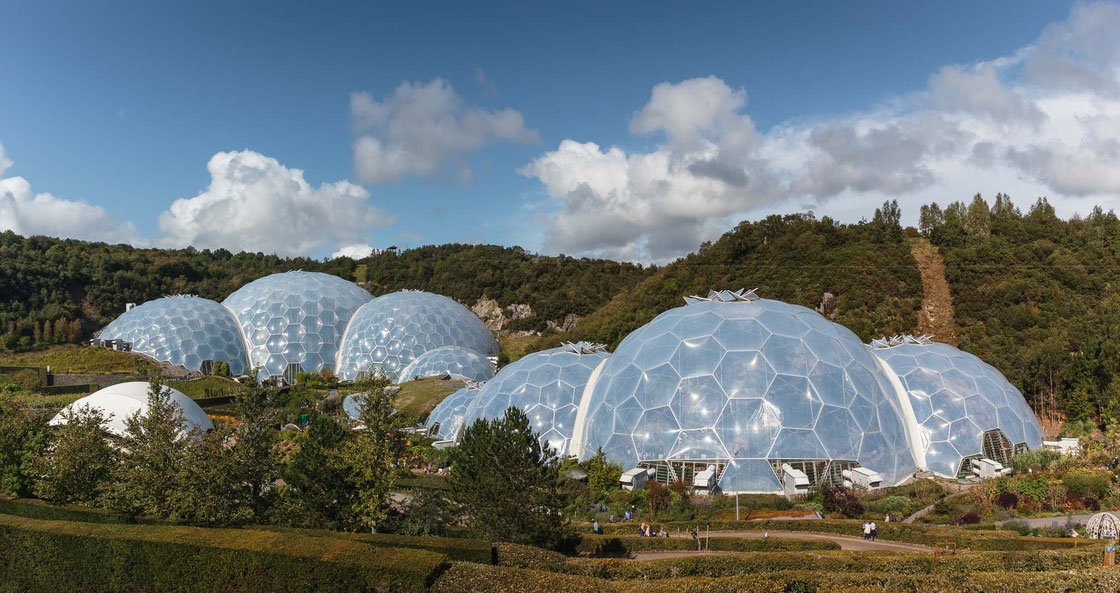 Das Eden Project in Bodelva in England mit kugelförmigen Gewächshäusern