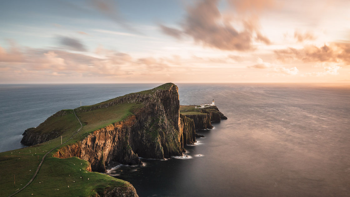 Langzeitbelichtung des Neist Point Leuchtturms auf der Isle of Skye in Schottland bei Sonnenuntergang