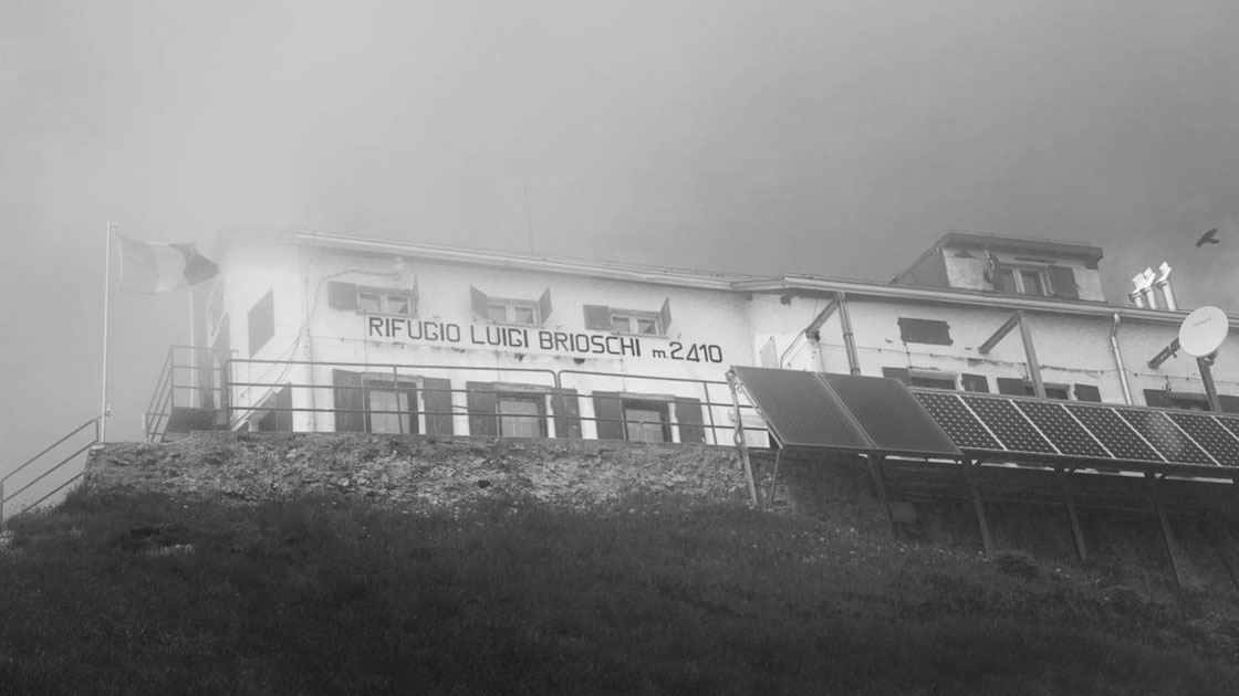 Foto in bianco e nero del Rifugio Brioschi sulla Grigna meridionale