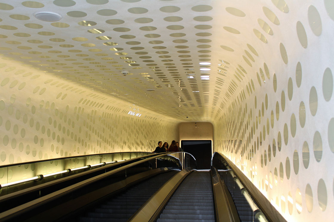 Ein Rolltreppe, so lang wie die »Tanzenden Türme« hoch sind, führt in die Elbphilharmonie.