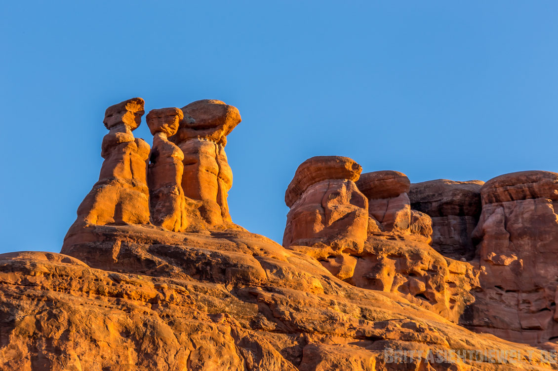 threegossips,three,gossips,balancedrock,balanced,rock,archesnationalpark,utah,usa,sightseeing,trekking,tipps,selbstfahrer,moab