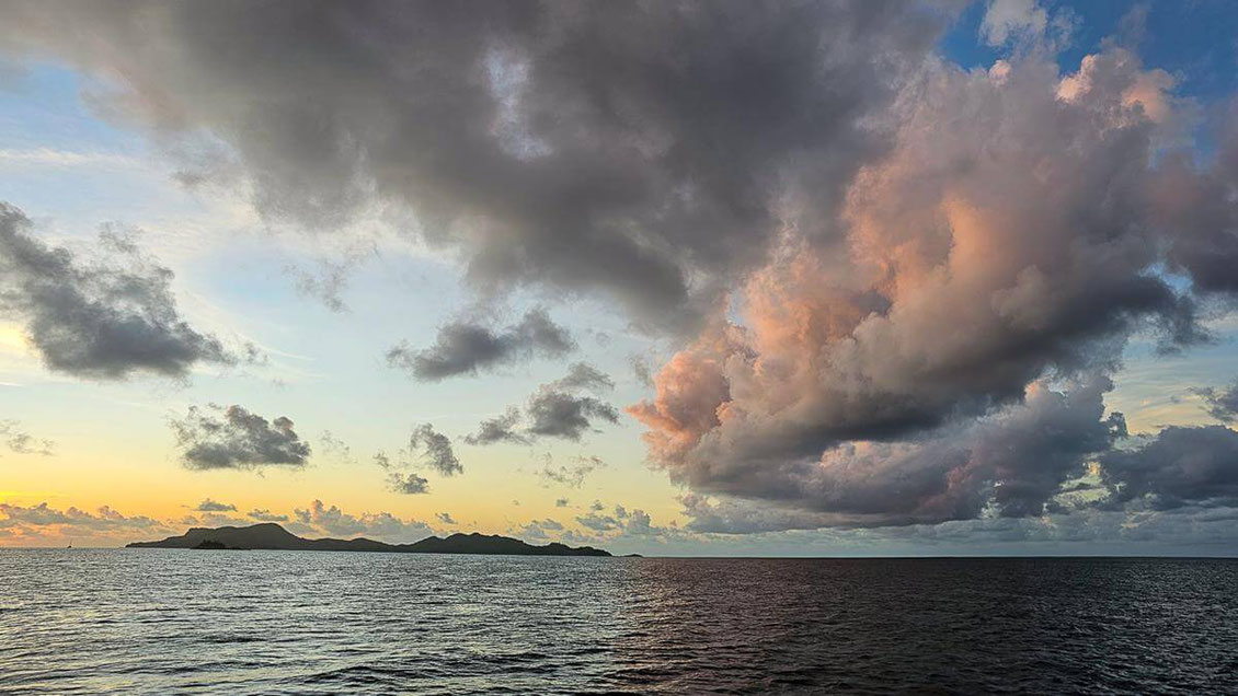 Sonnenuntergang vor La Digue Seychellen