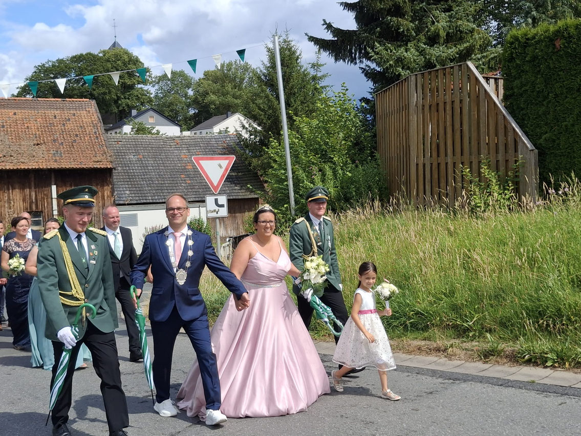 Königspaar Marcel und Nadja Reinold mit Tochter Amelie und Adjutanten