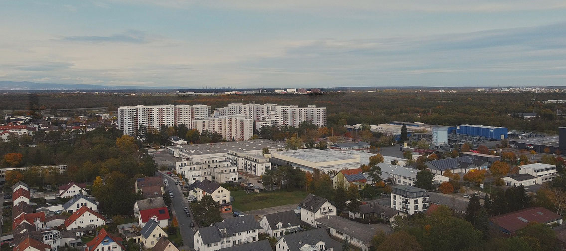 Hochhausgruppe, im Hintergrund ist Frankfurt zu sehen
