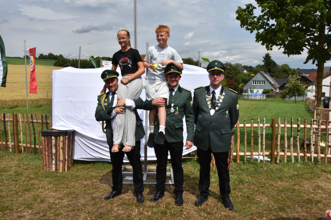 Kinderkaiserpaar 2026 Tyler Connor und Emily Schlenger mit Kaiser Markus Schlünder und Adjutanten.