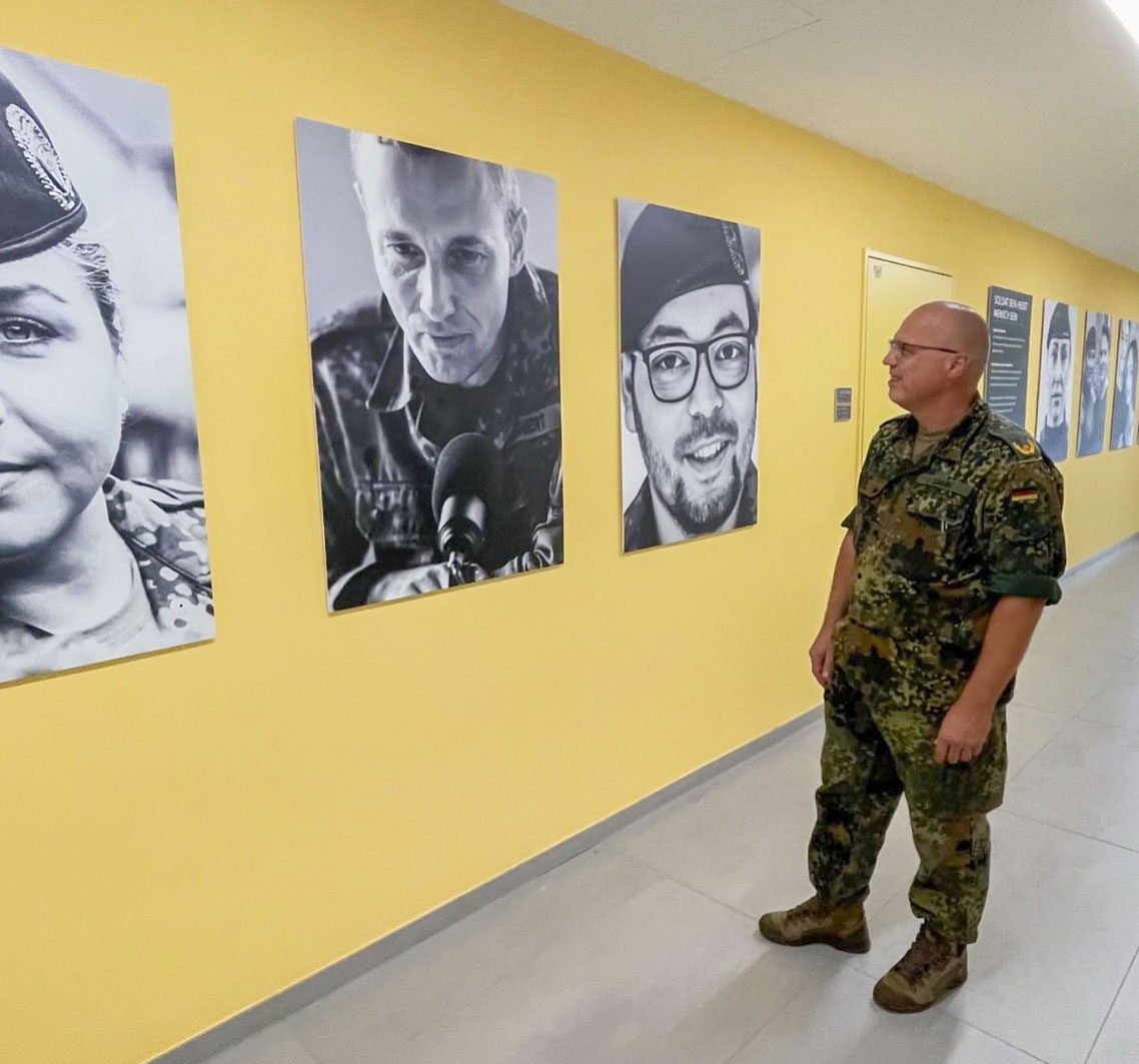 Gesichter des Lebens Fotoausstellung im Ausbildungszentrum des Cyber- und Informationsraum der Bundeswehr ... General Simon