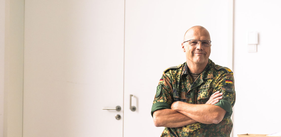 Gesichter des Lebens Fotoausstellung im Ausbildungszentrum des Cyber- und Informationsraum der Bundeswehr ... General Simon