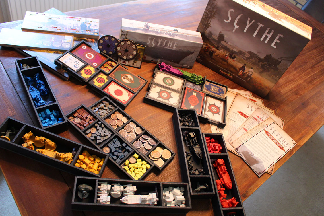 Brettspiel Organizer für Scythe mit Erweiterung Kolosse der Lüfte. Das Inlay füllt den Karton gut aus. Durch das Insert lässt sich die Schachtel auch hochkant lagern.