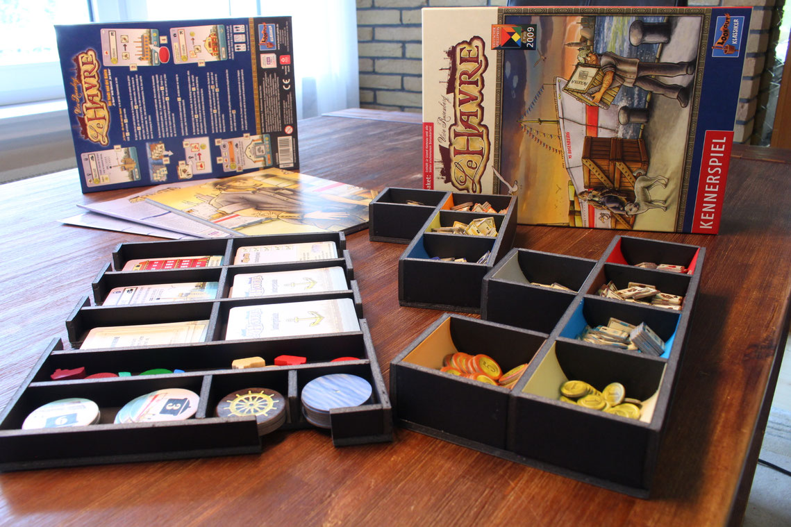 Brettspielorganizer für Le Havre. Das Spielmaterial ist schön im Inlay oder Insert einsortiert. Mit Griffmulden im Organizer.