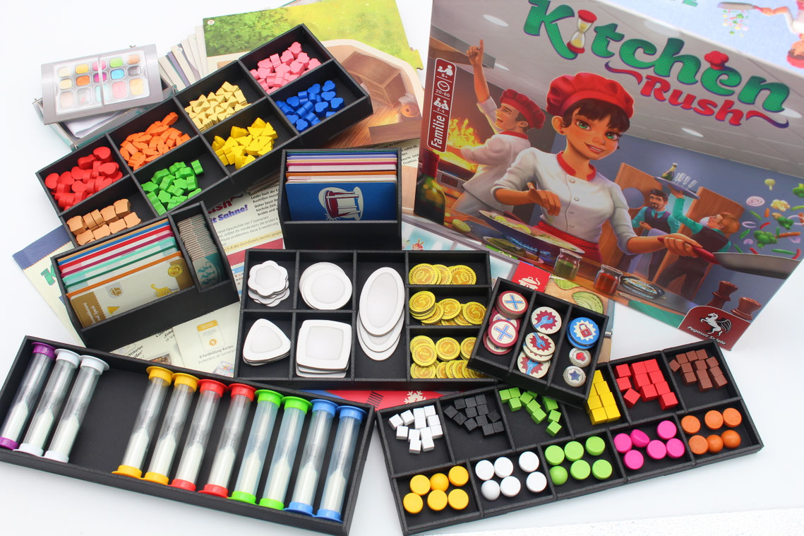 Brettspieleinsatz, das Insert für Kitchen Rush mit Erweiterung Aber bitte mit Sahne. Durch den Inlay Organizer kann das Spiel auch hochkant ins Regal.