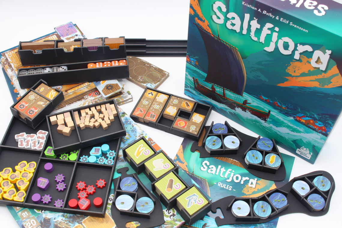 Insert Organizer für das Brettspiel Saltfjord. Das Inlay kann teilweise direkt auf dem Spielbrett angeordnet werden.