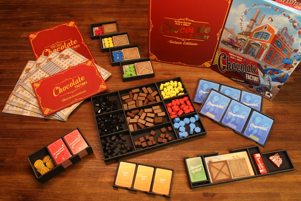 Brettspiel Chocolate Factory im Brettspieleinsatz Organizer. Ordentlich auf einem Tisch liegend im Insert/Inlay