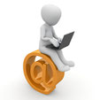 homme assis sur @ devenir autonome sur internet 