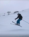 Skischüler spring bei der Skifreizeit des Skiteam Heufeld über eine Spungschanze