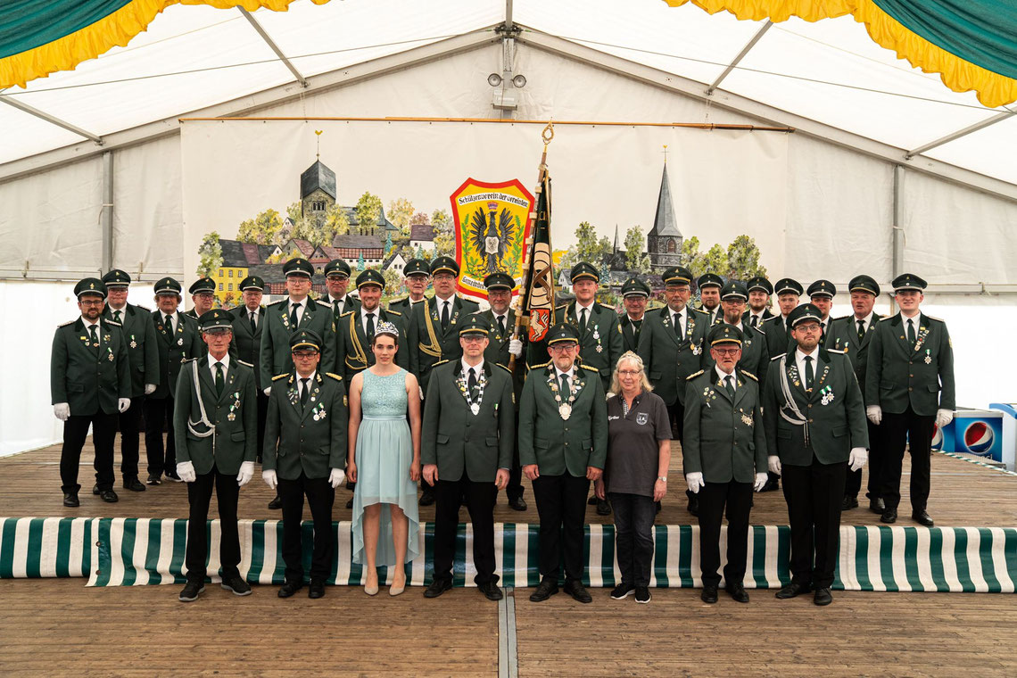 Foto aus dem Jahr 2026, mit Königspaar aus 2025 Jörg und Martina Röhrig, sowie Kaiserpaar Markus Schlünder und Mona Röttger. Einige Offiziere fehlen auf dem Foto.