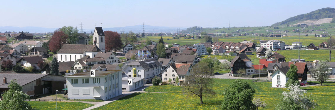  Ausschnitt aus dem idyllisch gelegenen Dorf Schübelbach am oberen Zürichsee  Gebäude B = Bettwäsche-Produktion    Gebäude V = Vorhang-Nähcenter 