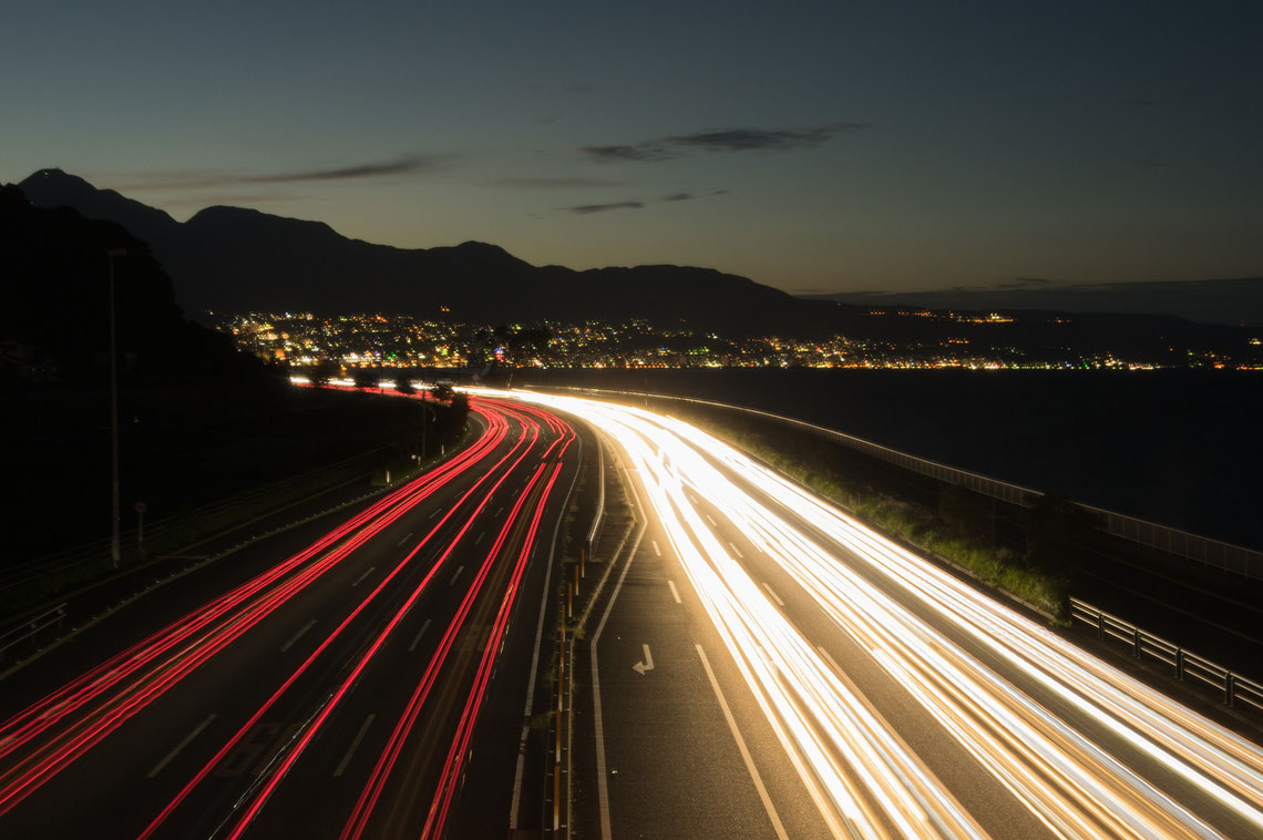 Eine Langzeitbelichtung von einer Autobahn