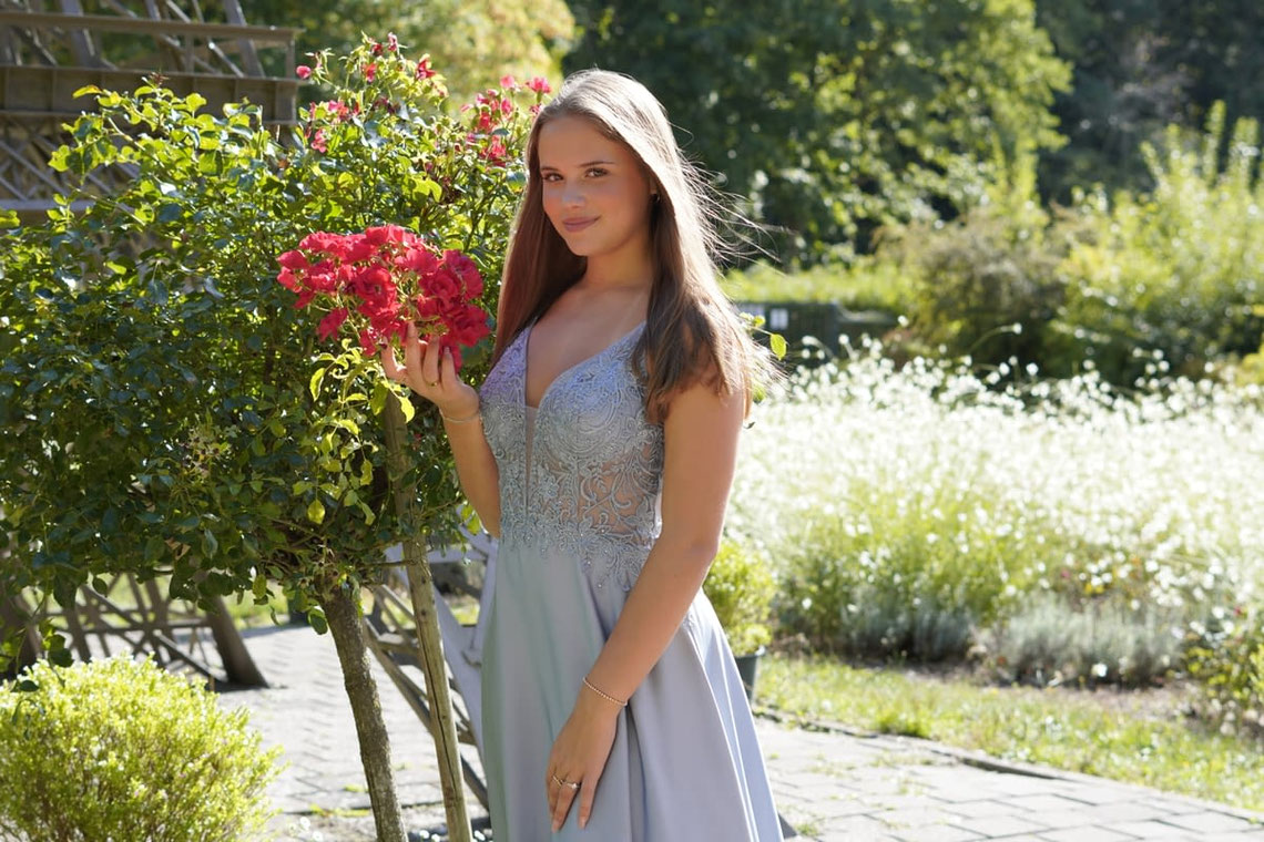 Deine Adresse für Satin- und Chiffon Abendkleider für Gala, Event und Abiball. Fachgeschäft für Abendmode in Homburg mit Professioneller Fachberatung.
