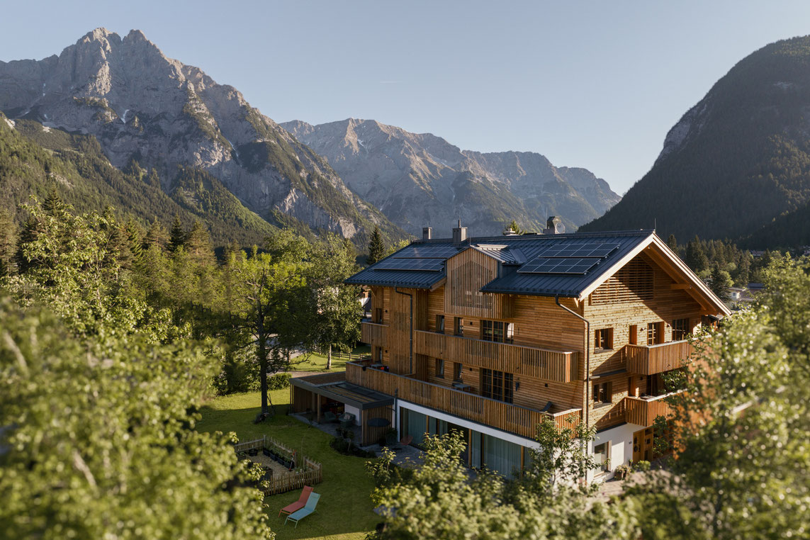 Kurblhof in Leutasch – a soulful hideaway built from wood, light, and intention. Surrounded by nature, designed with care, and hosted with heart. Member of Mountain Hideaways. ©Marika Unterladstätter _fullwidth-story-splash
