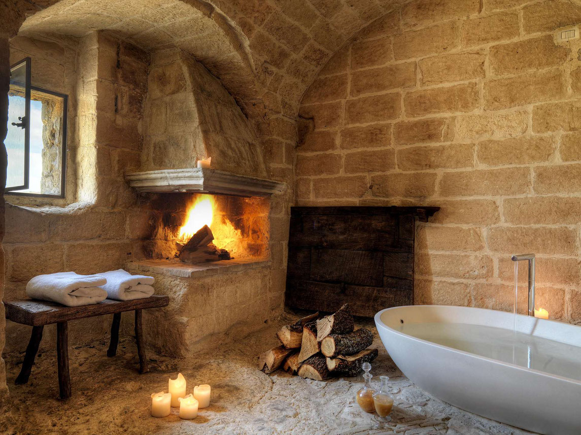 Badezimmer mit freistehender Badewanne in der Höhle des Sextantio in Matera