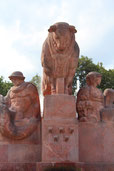 Stierbrunnen bzw. Fruchtbarkeitsbrunnen am Arnswalder Platz. Foto: Helga Karl