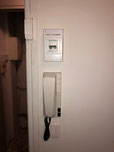 Mini coffret electrique place au dessus d'un interphone dasn l'entree d'un appartement a marseille