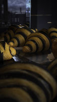 Assortiment de pâtisseries et viennoiseries réalisées par les boulangeries Y&M à l’occasion d’Halloween. On y découvre des créations gourmandes aux couleurs de la fête : éclairs décorés de toiles d’araignée en chocolat, muffins au glaçage orange, sablés c