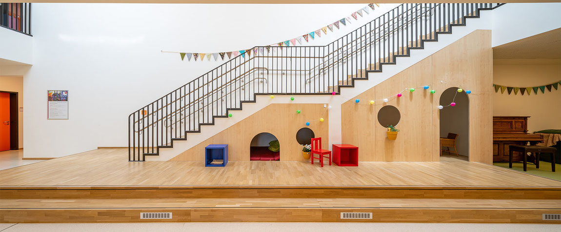 Neubau Kita Bergheim-Ahe, Gesamtansicht Treppe mit Podest und Treppenhöhle