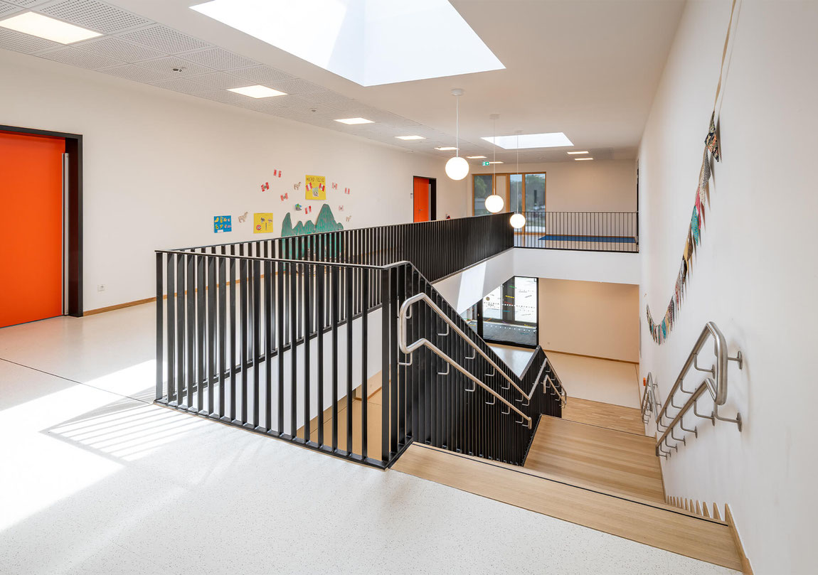 Neubau Kita Bergheim-Ahe, Blick vom Obergeschoss auf die Treppe nach ins Erdgeschoss
