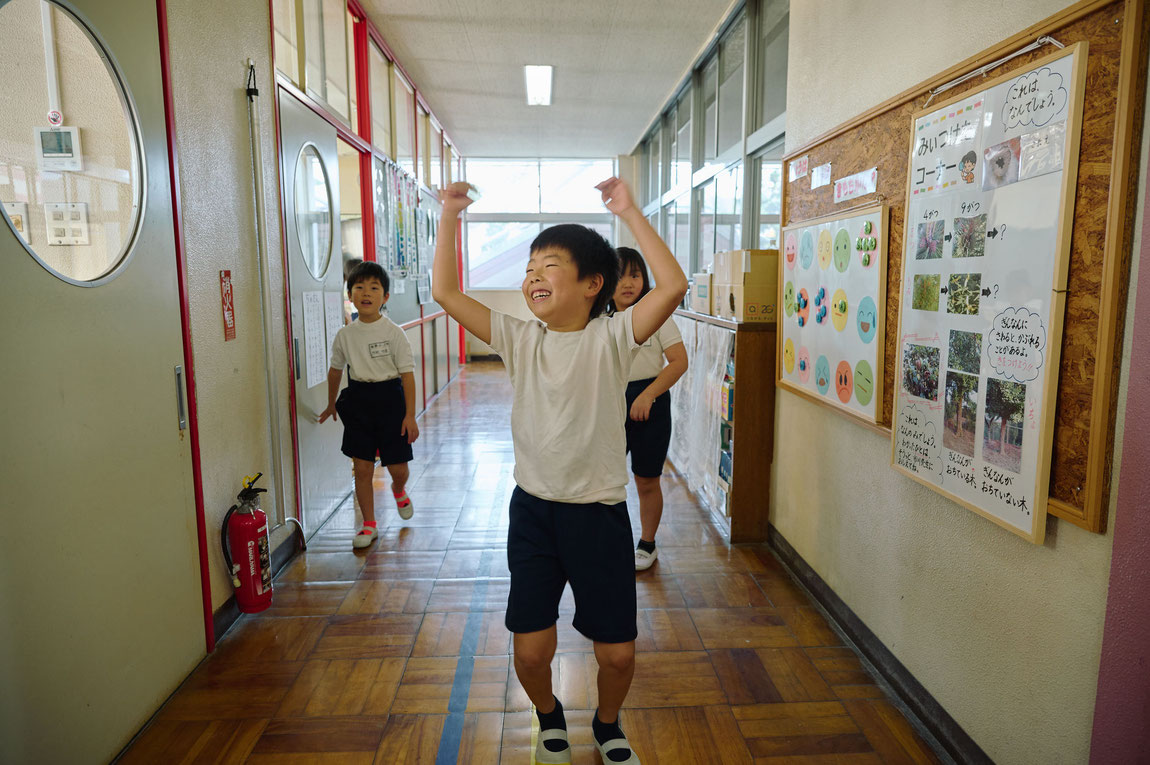 他の取材で総野小学校を訪れた際、たまたま要芽君に遭遇。体育の授業の前の様子