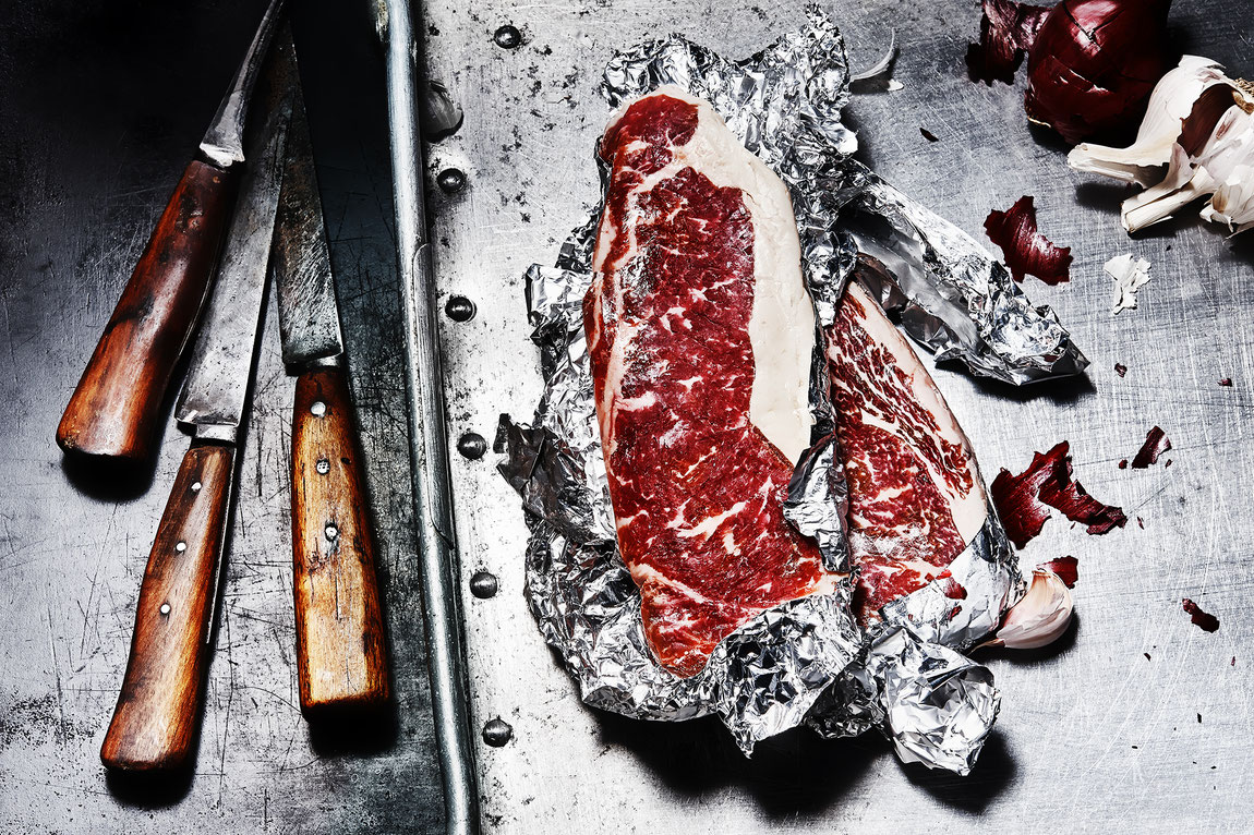 Rinder Steaks, in Alufolie mit Messern