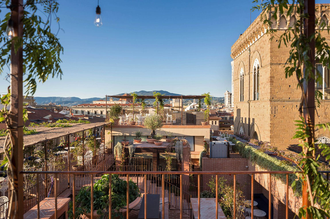 Dachterrasse des Hotels Calimala mit Blick über die florentinischen Hügel