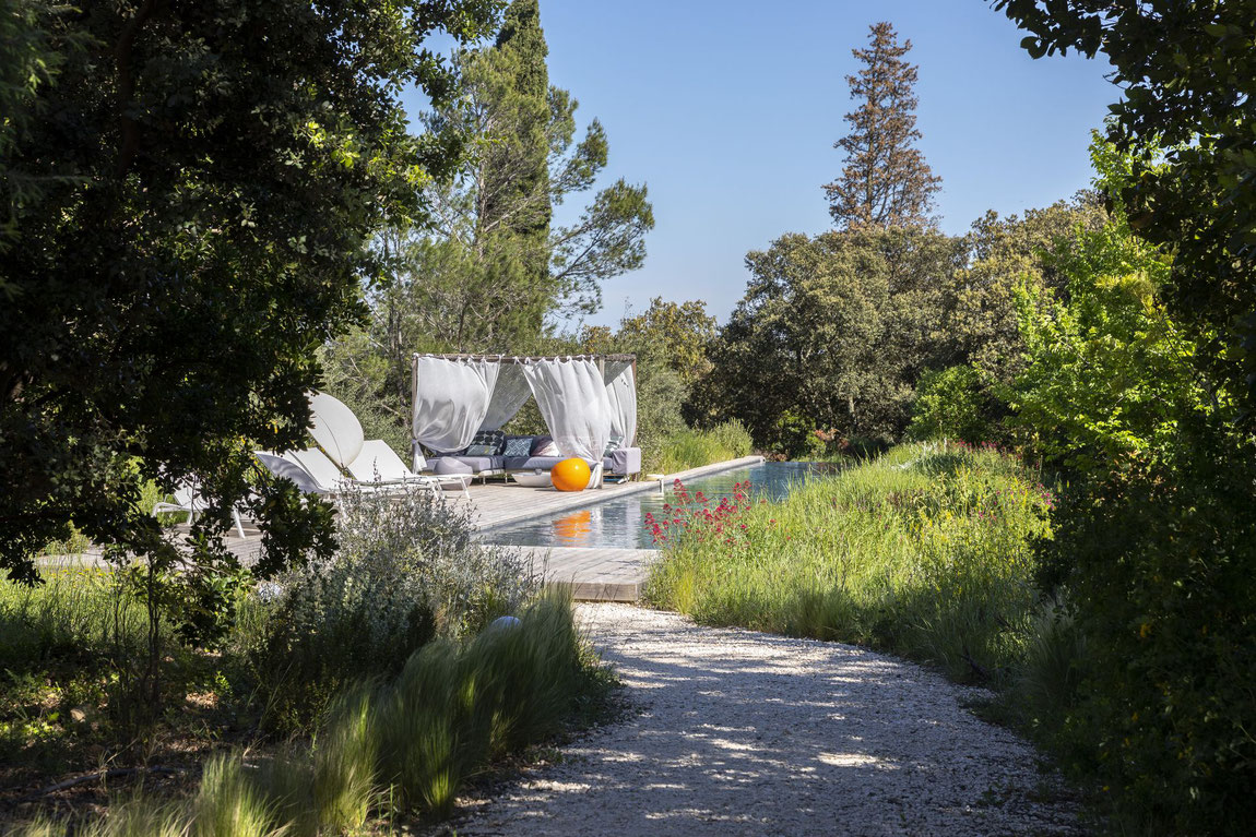 Garten mit Pool und Terrasse vom Bien Loin d'Ici bei Nîmes.