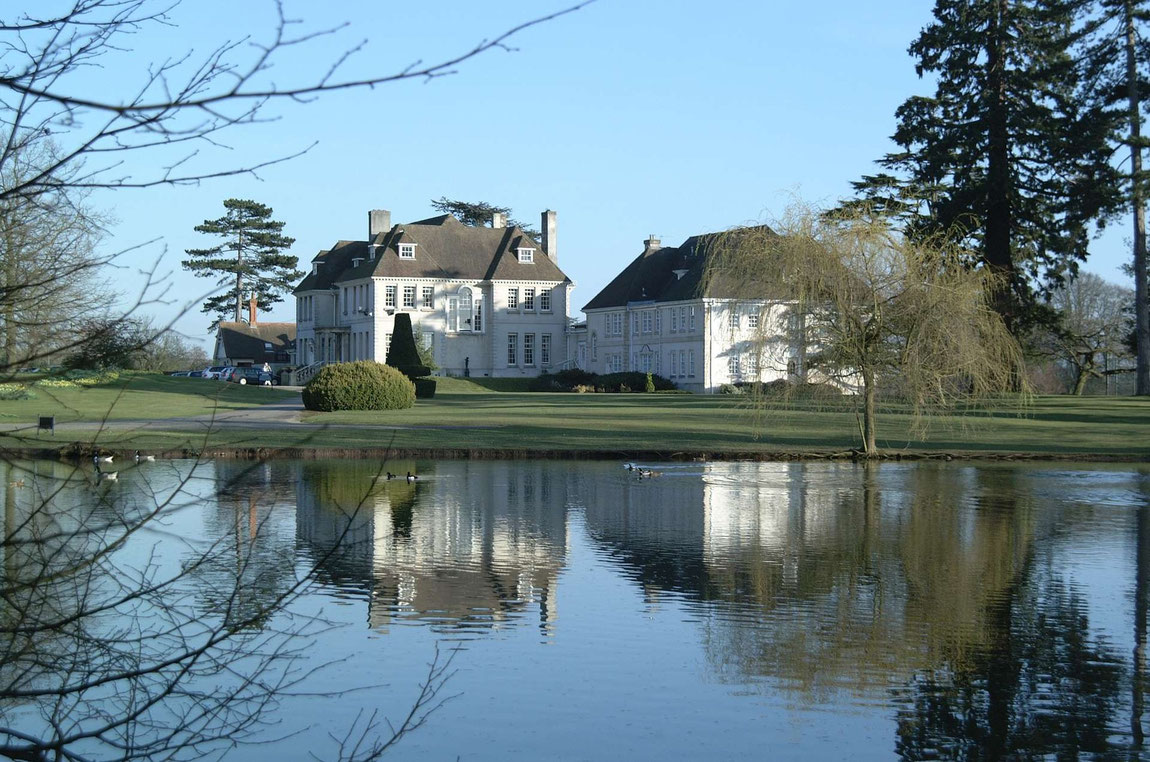 Brockencote Hall Ansicht vom See aus