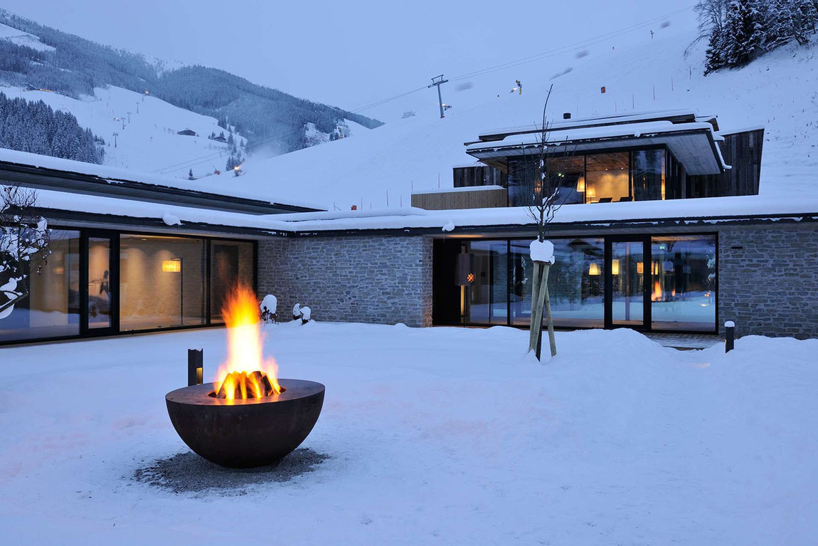 Aussenansicht im Schnee vom Hotel Wiesergut