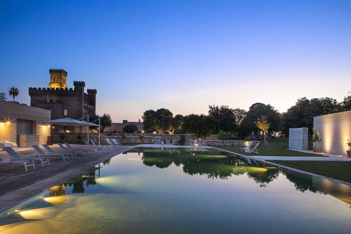 Pool und Burg des Vinilia Wine Resort in Apulien