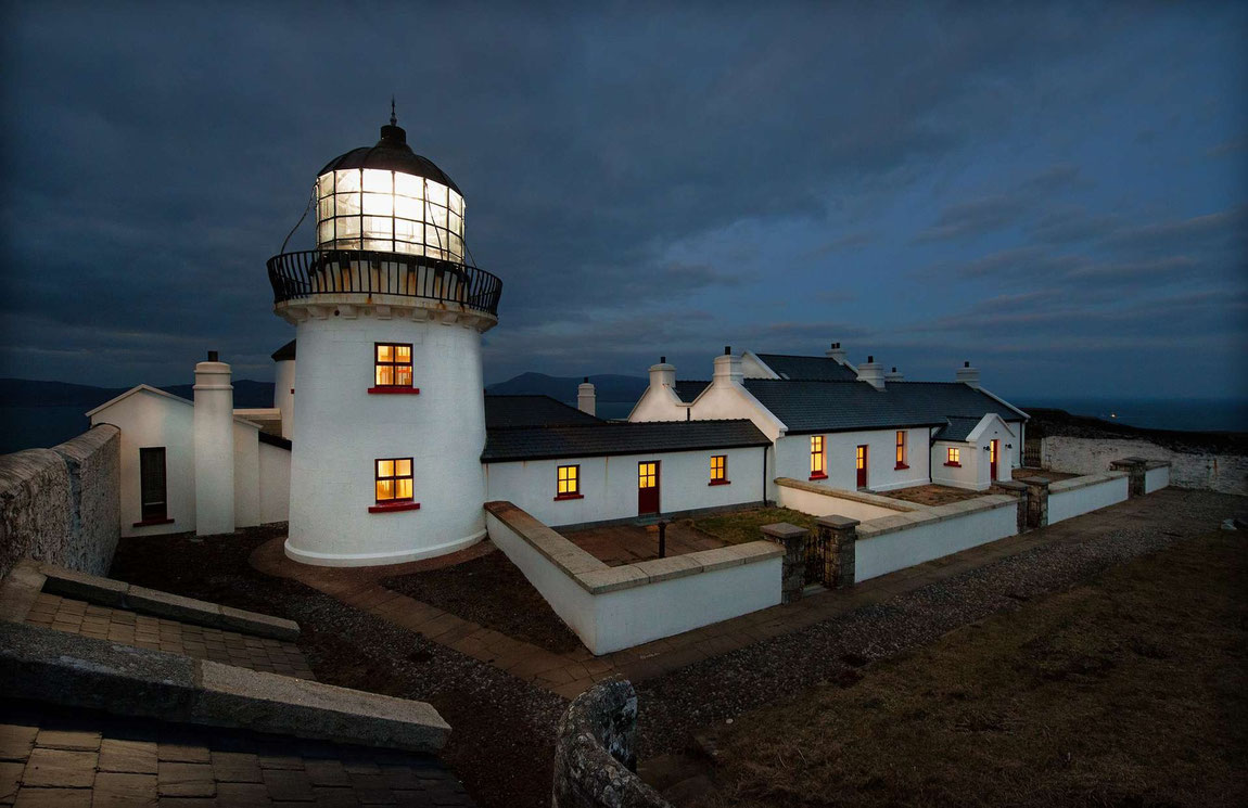 Außenansicht Clare Island Lighthouse in Abendstimmung