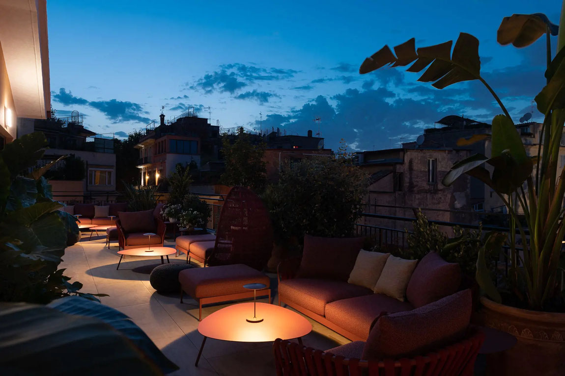 Stimmungsvolle Dachterrasse des Hotels Palazzo Ripetta am Abend